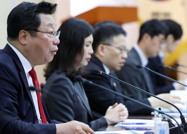 주형환 저출산고령사회위원회 부위원장이 30일 서울 종로구 정부서울청사에서 열린 제5차 인구비상대책회의에서 발언하고 있다. 연합뉴스