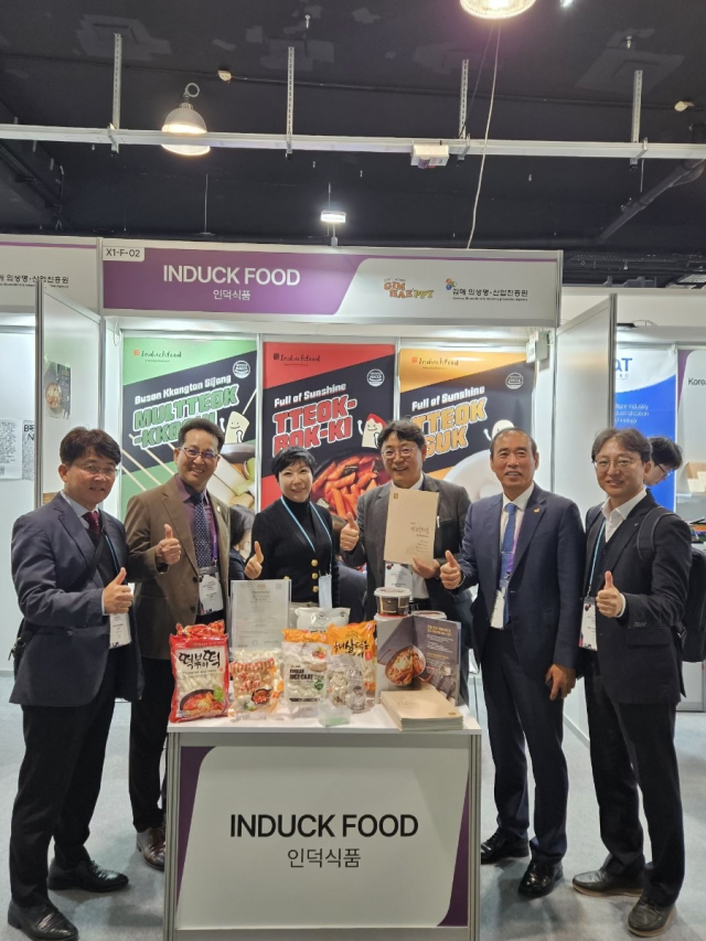 수출박람회에 설치된 김해 기업 홍보부스를 방문한 홍 시장 일행. 김해시 제공