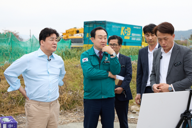 통영시와 더본코리아는 지난해 4월 먹거리 관광산업 육성을 위한 업무 협약을 체결했다. 체결식 후 백종원 대표 일행이 로컬푸드 빌리지로 탈바꿈할 도남동 큰발개 마을을 둘러 보고 있다. 부산일보DB