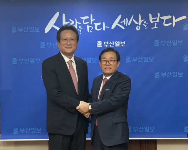 한국해운조합 이채익(오른쪽) 이사장은 31일 부산일보사를 방문해 김진수(왼쪽) 대표이사 사장과 선원 부족 문제 해결 및 해운산업 발전 방안을 논의했다.