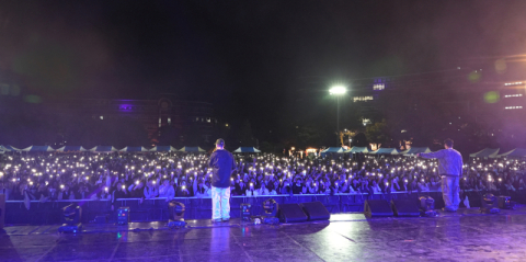 다이나믹듀오의 축하공연 즐기는 신라대 학생들. 신라대 제공