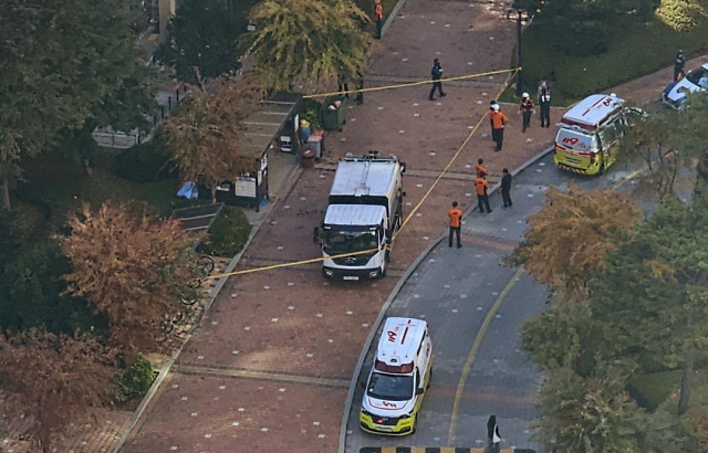 광주 아파트 단지 내에서 하교 도중 재활용품 수거 차량에 치인 초등학생이 숨졌다. 지난해 10월 30일 광주 북부경찰서에 따르면 이날 오후 1시 20분께 광주 북구 신용동 한 아파트 단지 내에서 초등학교 1년생 A양이 후진하는 쓰레기 수거 차량에 부딪혀 사망했다. 연합뉴스