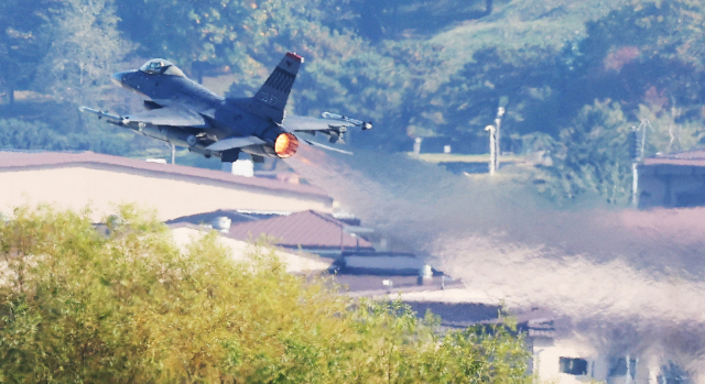 북한이 동해상으로 신형 대륙간탄도미사일(ICBM)을 발사한 31일 경기도 평택시 주한미공군 오산기지에서 F-16 전투기가 이륙하고 있다. 연합뉴스