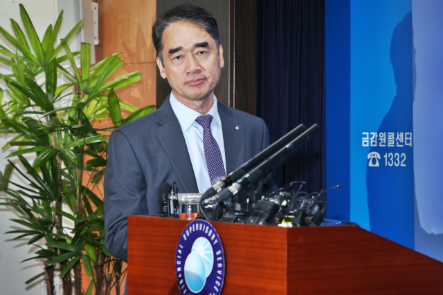 금융당국이 고려아연의 기습적인 유상증자 발표와 관련해 부정거래 소지가 있다며 칼을 빼들었다. 함용일 금융감독원 부원장이 31일 오후 서울 영등포구 금융감독원에서 열린 브리핑에 참석하고 있다. 연합뉴스