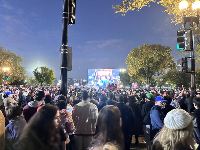 미국 민주당 지지자들이 지난달 29일 워싱턴DC에서 열린 해리스 유세장에 몰려들고 있다.
