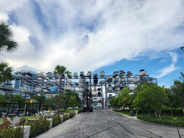 지난해 6월 100여 명이 숨진 미국 플로리다주 마이애미 아파트 붕괴 사고 모습(위). 미국 플로리다주 마이애미 시청 인근 해변 그로브 마리나에 계류된 요트들이 태풍을 앞두고 ‘요트 주차장’으로 옮겨진 모습. AFP연합뉴스·곽진석 기자