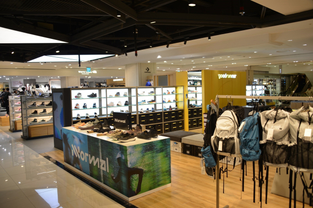 가을을 맞아 러닝, 테니스 등 열풍이 불면서 업계도 발빠르게 고객 선점에 나서고 있다. 롯데백화점 부산본점 5층에 신규 입점한 스포츠·레저 브랜드 전문관 모습. 롯데백화점 제공