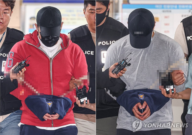 마약 모임에 참석한 경찰관이 추락해 숨진 사건 관련 마약모임 장소를 제공하고 모임을 주도한 혐의를 받는 아파트 세입자 정 모(46) 씨(왼쪽)와 대기업 직원 이 모(32) 씨가 지난해 9월 20일 서울 용산경찰서에서 검찰로 송치되는 모습. 연합뉴스