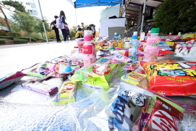 지난해 10월 31일 광주 북구 신용동 한 아파트에서 학생들이 수거 차량에 치여 숨진 초등생을 추모하는 공간에 과자를 놓고 추모하고 있다. 전날 오후 1시 20분께 해당 아파트 단지 내에서 초등학생 1학년생이 후진하는 재활용품 수거 차량에 치여 숨졌다. 연합뉴스