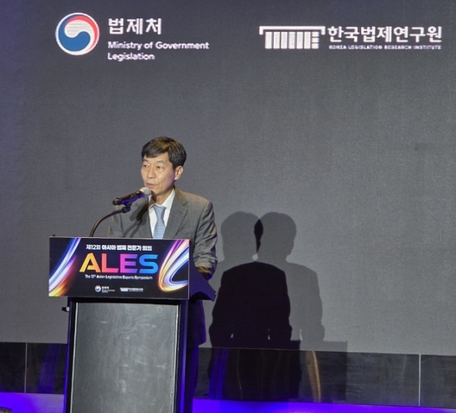 한영수 한국법제연구원 원장이 서울 여의도 글래드 호텔에서 ‘AI와 법률의 만남, 아시아 리걸테크 발전을 위한 협력 방안’을 주제로 열린 아시아 법제 전문가 회의에서 인사말을 하고 있다. 법제연구원 제공