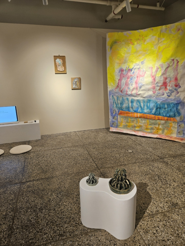 죽음에 대한 애도를 담은 먹는 눈과 보는 입 팀의 전시 모습. 김효정 기자