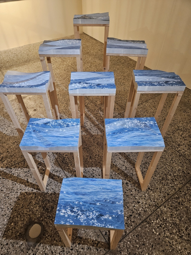 프로젝트 유영 팀의 최원교 작가는 수 십장의 사진을 겹친 후 굴곡이 보이게 잘라 조각같은 작품을 완성했다. 김효정 기자