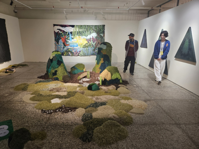 부산 근현대역사관 지하 1층 금고 미술관에서 열리고 있는 부산 커넥티드 전시 모습. 김효정 기자