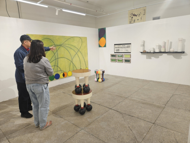 줍는 사람 팀의 장건율 작가가 관객에게 작품을 설명하고 있다. 김효정 기자