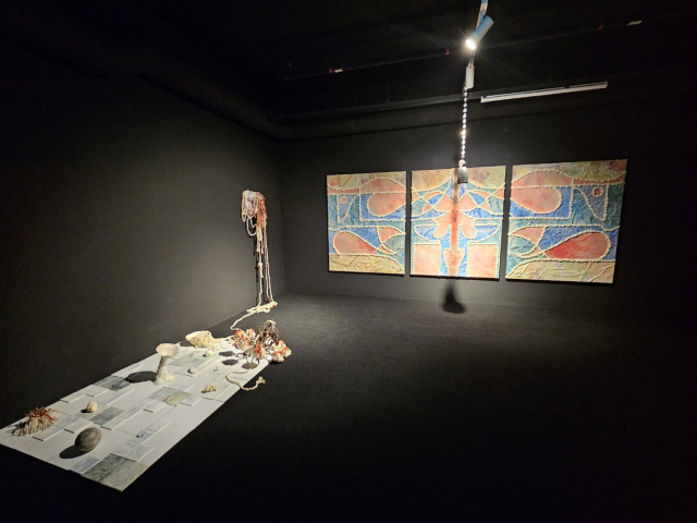 콜렉티브 노이 팀의 전시 모습. 여성 생태주의에 관한 작품을 보여주는 작가들이다. 김효정 기자