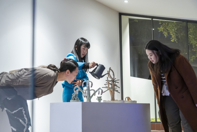 먹는 눈과 보는 입 팀의 신현지 작가가 퍼포먼스를 보여주고 있다. AML 제공