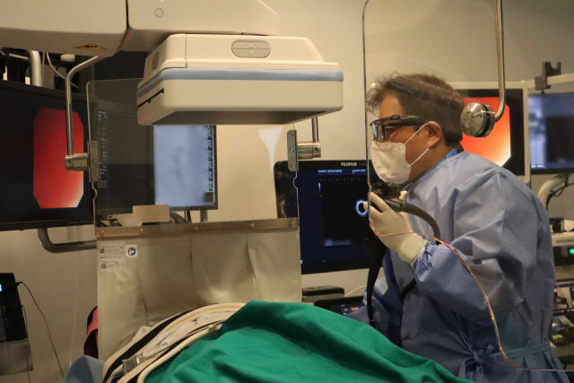 센텀종합병원 소화기내시경센터 이상수 센터장이 내시경 시술을 하고 있다. 센텀종합병원 제공