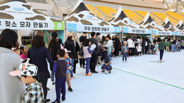 우유자조금위원회에서 주관하는 도심 속 목장 나들이 모습. 우유 생산 과정을 배우고 우유 관련 체험을 즐길 수 있다. 김현우 기자