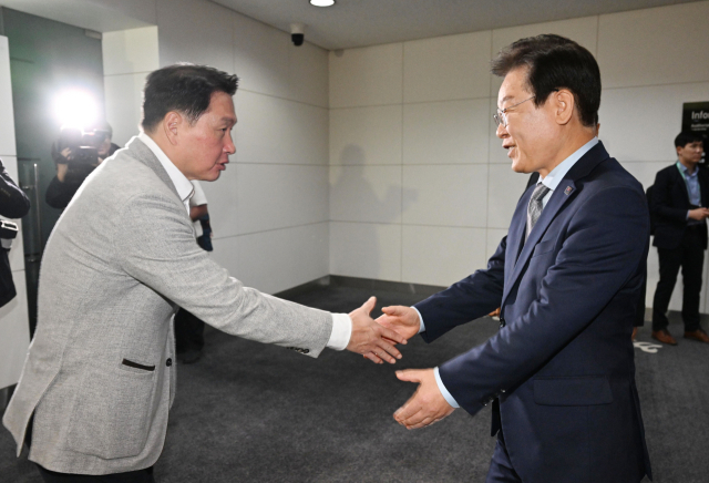 더불어민주당 이재명 대표(오른쪽)와 최태원 SK그룹 회장이 4일 서울 강남구 삼성동 코엑스에서 SK AI 서밋 참석에 앞서 악수하고 있다. 연합뉴스