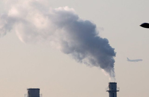 온실가스를 지속 배출하면 2100년에는 국내총생산(GDP) 규모가 현재보다 21% 감소할 것이란 경고가 나왔다. 사진은 서울 양천구 목동 열병합발전소의 굴뚝에서 나오는 수증기. 연합뉴스