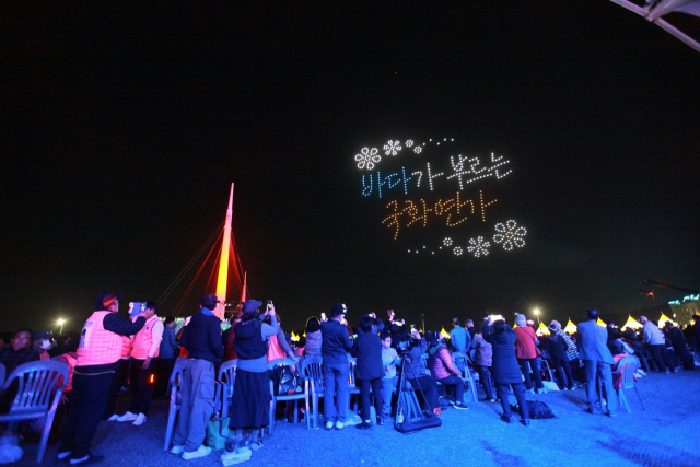 지난해 마산가고파국화축제에서 선보인 드론라이트쇼 모습. 창원시 제공