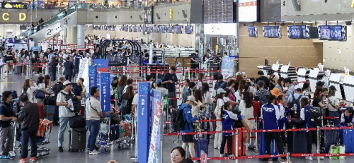 지난 7월 25일 부산 김해국제공항 국제선 출국장이 해외여행을 떠나는 여행객들로 붐비는 모습. 부산일보DB