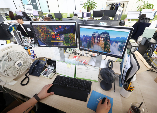 4일 서울 중구 모두투어 본사 중국사업부에서 직원들이 업무를 보고 있다. 연합뉴스