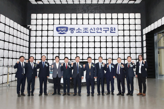 4일 오후 경남 창원시 진해구 여좌동 진해첨단산업연구단지에서 중소형 특수선박 지원센터 준공식이 열려 참석자들이 기념사진을 찍고 있다. 창원시 제공