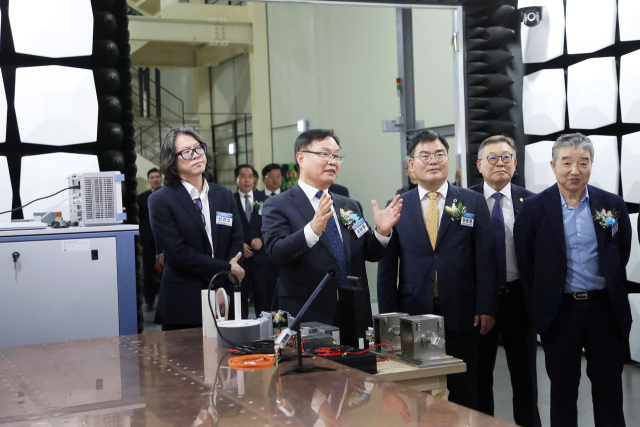 홍남표(왼쪽 두번째) 창원시장이 4일 오후 경남 창원시 진해구 여좌동 진해첨단산업연구단지 내 개소한 중소형 특수선박 지원센터에서 관계자들에게 설비를 설명하고 있다.창원시 제공