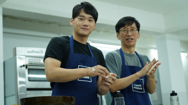 외국인들이 한국 음식 만들기를 체험해 볼 수 있는 부산 남구 ‘쿠킹 클래스-아이러브 한식’에서 정재훈(왼쪽) BS숨이비인후과·성형외과 원장이 부산의 로컬 푸드로 알려진 씨앗호떡을 만들고 있다.