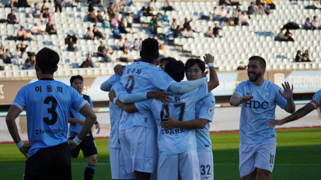 지난 2일 천안종합운동장에서 열린 K리그2 38라운드, 부산 아이파크와 천안시티FC와의 경기에서 부산의 음라파가 첫 득점을 한 뒤 동료 선수들과 얼싸안으며 기뻐하고 있다. 부산 아이파크 제공