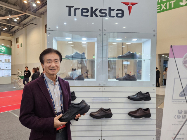 트렉스타 권동칠 대표가 지난 1일 열린 ‘부산국제신발섬유패션전시회’에서 핸즈프리 기술이 장착된 신제품 구두를 소개하고 있다.
