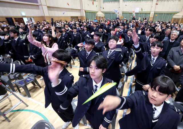 현재 중학교 3학년이 고등학생이 되는 2025학년도에는 내신 5등급제와 고교 학점제가 도입되기 때문에 자신이 진학하고자 하는 고등학교의 재학생 수와 개설 과목 등을 꼼꼼하게 따져보는 것이 좋다. 지난해 3월 열린 부산항공고등학교 개교식에서 입학생들이 비행기를 날리고 있다. 부산일보DB