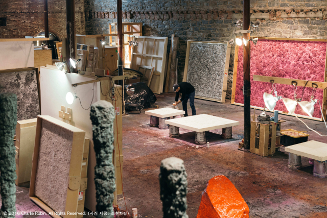 보스코 소디가 작업하는 모습. 대형 작업실에서 부조 회화를 작업하고 있다. 보스코 소디 스튜디오 제공