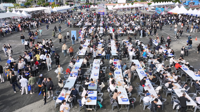 지난해 11월 통영시 도남동 트라이애슬론광장에서 열린 통영어부장터. 3일간 30만 명이 넘는 인파가 몰린 것으로 집계됐다. 부산일보DB