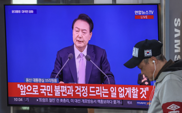 지난해 10월 7일 오전 부산역 대합실에서 윤석열 대통령의 대국민 담화 및 기자회견을 시청하고 있다. 김종진 기자 kjj1761@