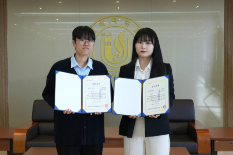 (왼쪽부터)김은진 교육학과생, 이수영 호텔의료관광경영학부생. 신라대 제공