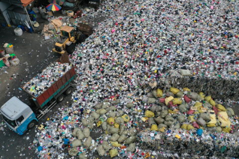 부산 강서구 부산시자원재활용센터에 각 가정에서 배출된 플라스틱 등 재활용 폐기물 분류 작업이 진행되고 있다. 부산일보DB