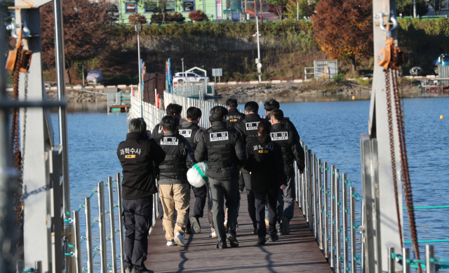 6일 강원 화천군 북한강에서 함께 근무하던 여성 군무원을 살해한 뒤 시신을 훼손하고 북한강에 유기한 현역 군 장교 A(38)씨에 대한 현장 검증이 진행됐다. 연합뉴스