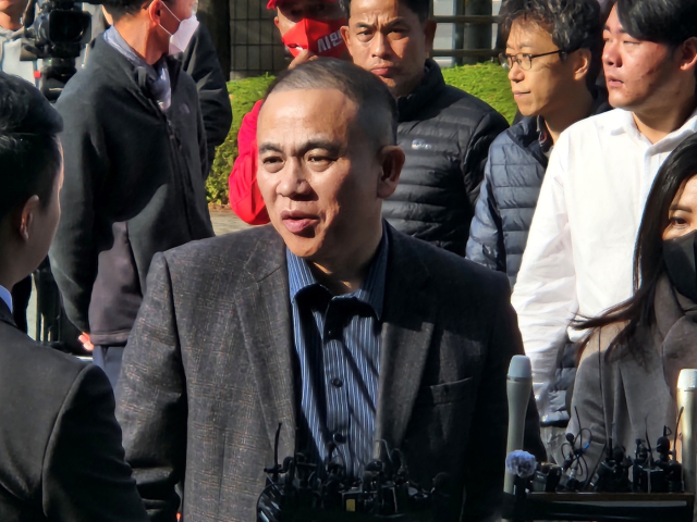 ‘대통령 부부 공천 개입 의혹’ 핵심 인물인 명태균 씨가 지난 8일 창원지검에 출석하며 취재진의 질문에 답변하고 있다. 강대한 기자