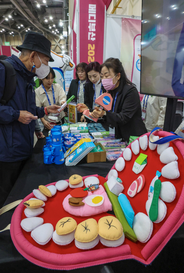 8일 오전 부산 해운대구 벡스코 제1전시장에서 열린 2024 부산국제의료관광컨벤션에서 관람객들이 치과위생사 및 치과의사회 부스에서 치과 상담을 받고 있다. 김종진 기자 kjj1761@