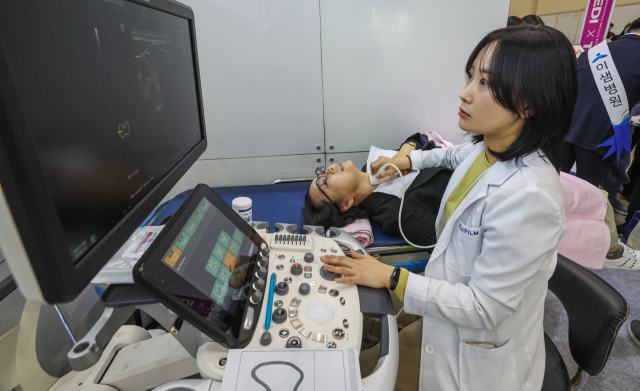 8일 오전 부산 해운대구 벡스코 제1전시장에서 열린 2024 부산국제의료관광컨벤션에서 한 관람객이 이샘병원 부스에서 갑상선 초음파 검사를 받고 있다. 김종진 기자 kjj1761@