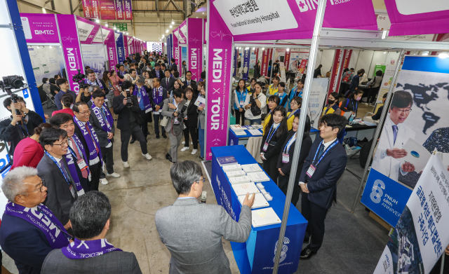 8일 부산 해운대구 벡스코 제1전시장에서 열린 2024 부산국제의료관광컨벤션에서 참석 내빈들이 부산대학교병원 부스를 둘러보며 관계자의 설명을 듣고 있다. 김종진 기자 kjj1761@