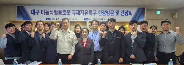 민병주(앞줄 왼쪽 여섯 번째) 한국산업기술진흥원(KIAT) 원장을 비롯한 참석자들이 기념촬영 사진을 찍고 있다. KIAT 제공