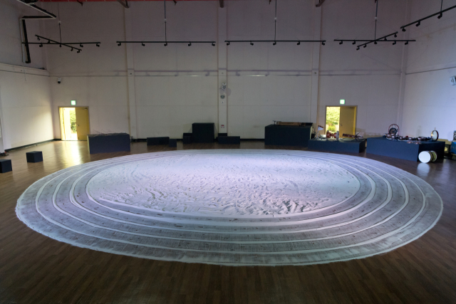 2024 랜덤 아트 프로젝트 작은방 기획 공연 ‘이루 말할 수 없는…’ 하얀 모래 이미지컷. 진영아 제공