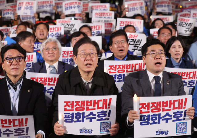더불어민주당이 윤석열 대통령을 향해 “퇴진” “하야” “탄핵” 등의 ‘임기 단축’ 압박을 본격화하고 나섰다. 사진은 지난 9일 오후 서울 숭례문 일대에서 민주당 주최로 열린 ‘김건희·윤석열 국정농단 규탄·특검 촉구 제2차 국민행동의 날’ 모습. 연합뉴스