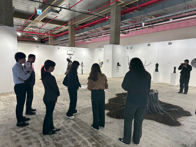 지난달 열린 전국체전 연계 특별전을 관람하는 시민들. 김해시 제공