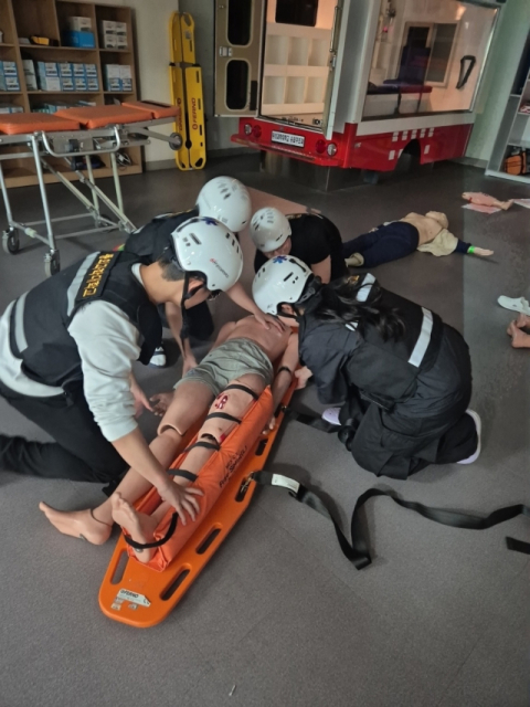 [사진 설명] 지난 10월 30일부터 11월 1일까지 3일간 진행된 학과 체험프로그램‘다수사상자 중증도분류 및 구조 및 구급 활동’ 모습 .