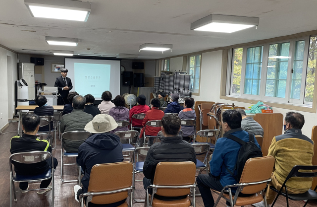 펫로스케어 홍주명 실장이 영도구 주민을 대상으로 펫로스증후군 관련 교육을 진행하고 있다. 펫로스케어 제공