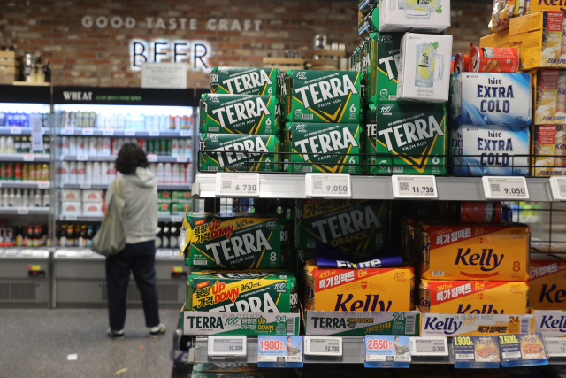 고물가 등의 여파로 올해 국산맥주가 와인에 빼앗긴 대형마트 주류 판매 1위 자리를 되찾을 것으로 전망된다. 11일 이마트가 올해 들어 지난 6일까지 주류 판매 실적을 분석한 결과 국산맥주 매출 비중이 25.0%로 와인(22.3%)을 따돌리고 가장 높았다. 사진은 이날 서울 용산구 이마트 용산점에 맥주 판매대 모습. 연합뉴스